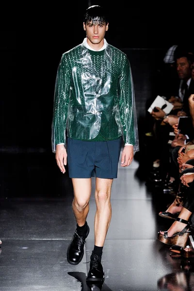 Look 16